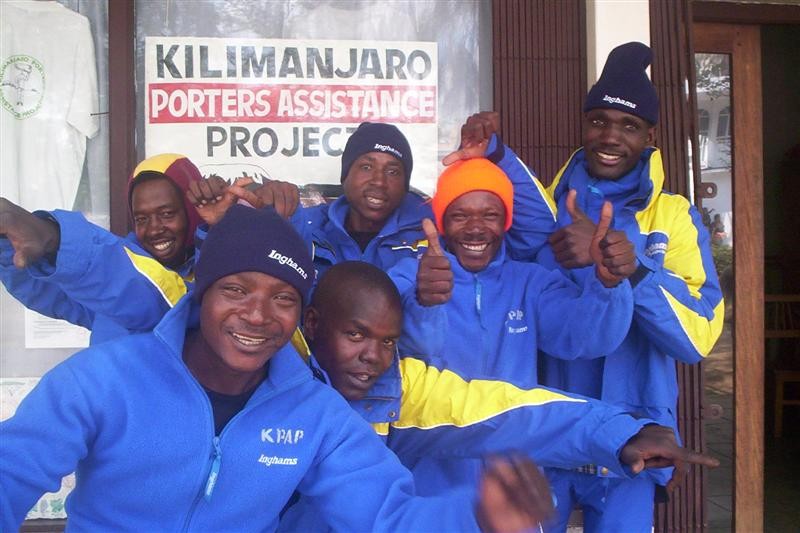 De zware lasten van dragers op Kilimanjaro